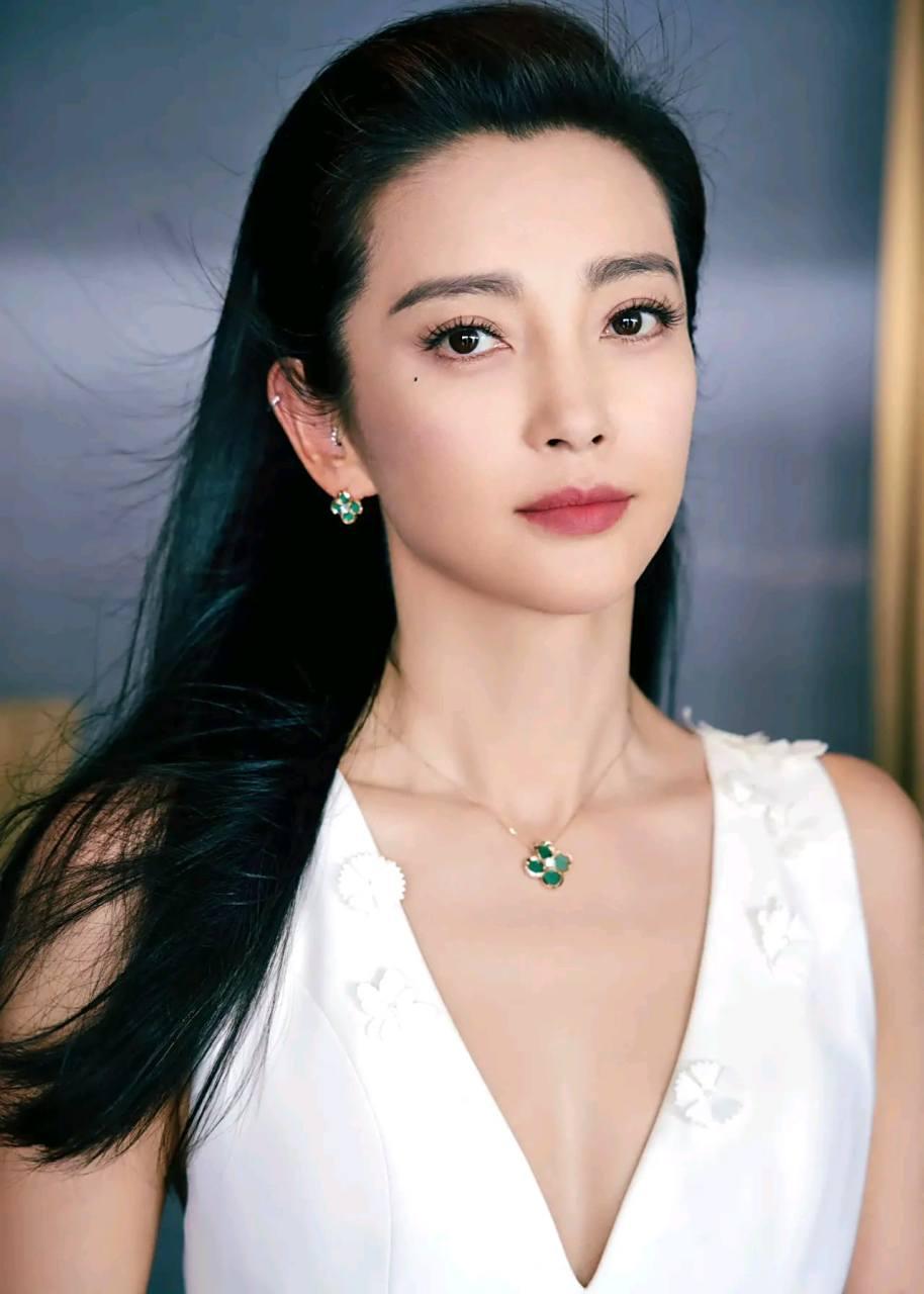 1999年，42岁的地产富商石涛看上了李冰冰，为了抱得美人归，石涛送上30多万的