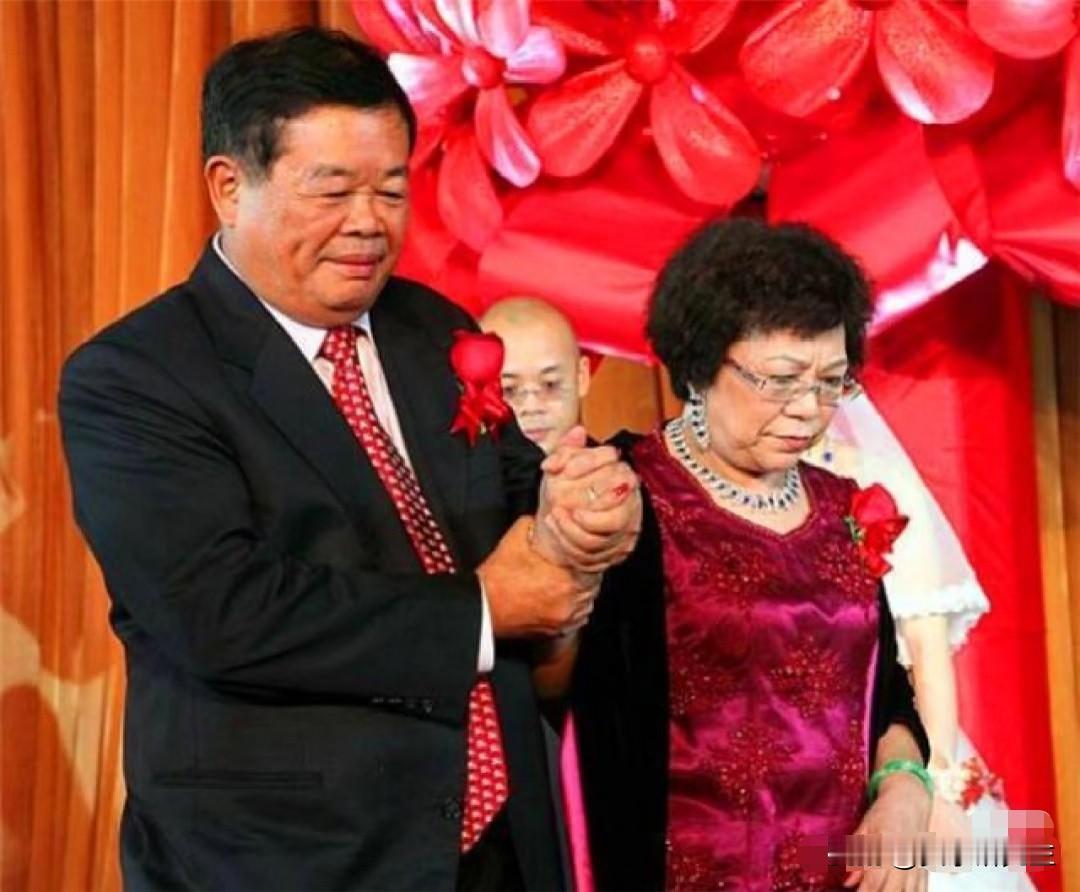 曹德旺退休后踏实了的人是她曹德旺办完退休，最安心的人不是儿子曹晖，是他老婆陈