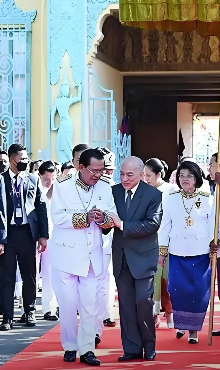 洪森竟然毫无违和感地让国王西哈莫尼搀扶！还敢跟国王一起走在金色大伞之下。洪森真是