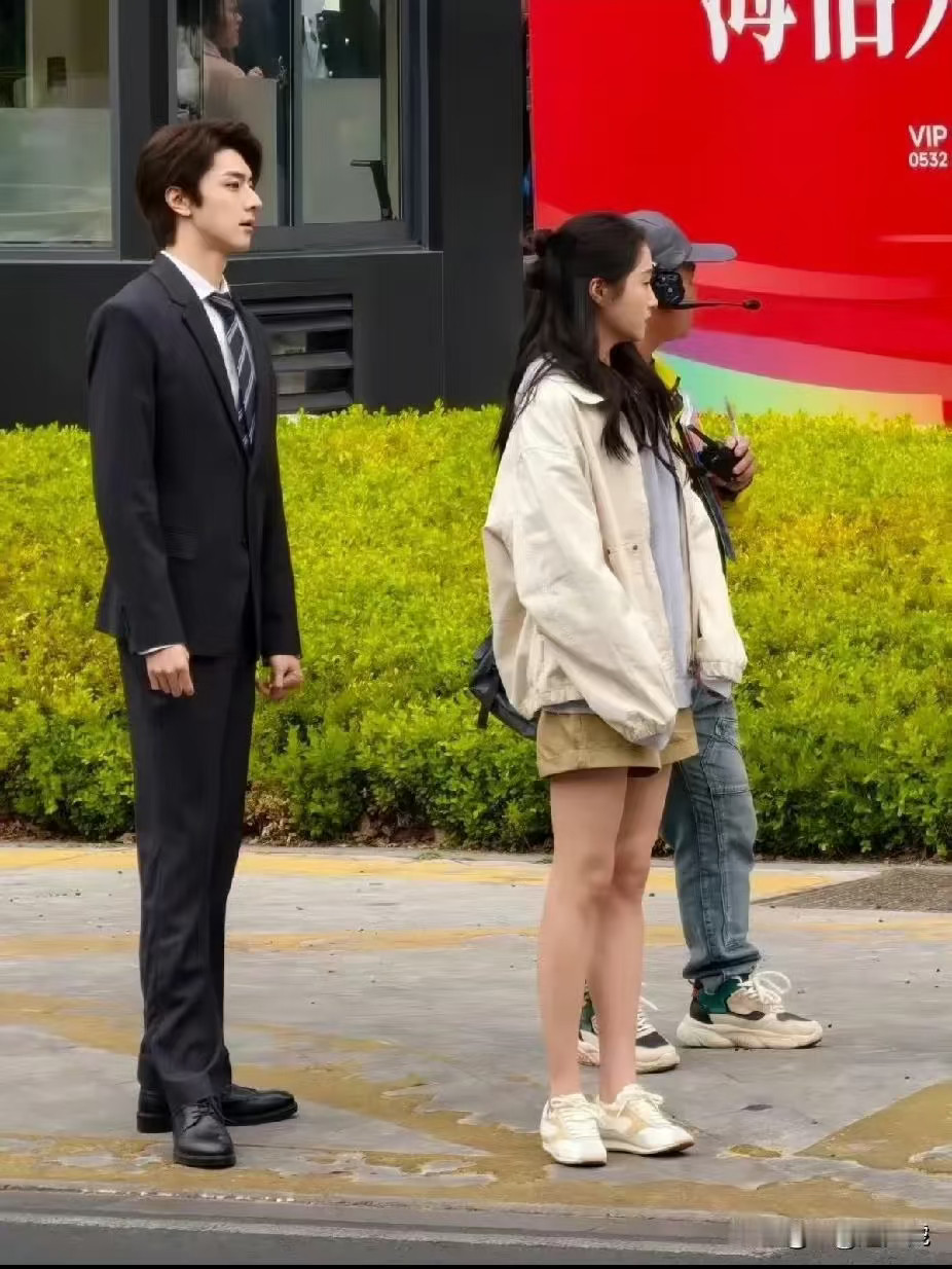 路人视角感觉关晓彤也没有172吧，现实中看着不是很高啊，还是说旁边那男的太高了显