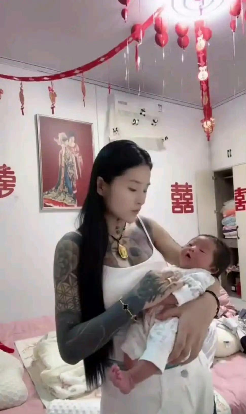 小孩哥从小就喝青花瓷奶瓶
