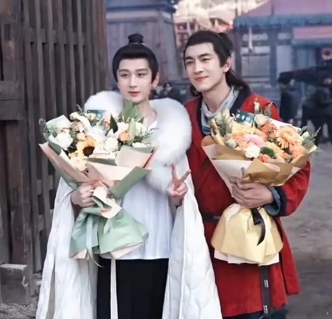 成毅林更新杀青合照🈶