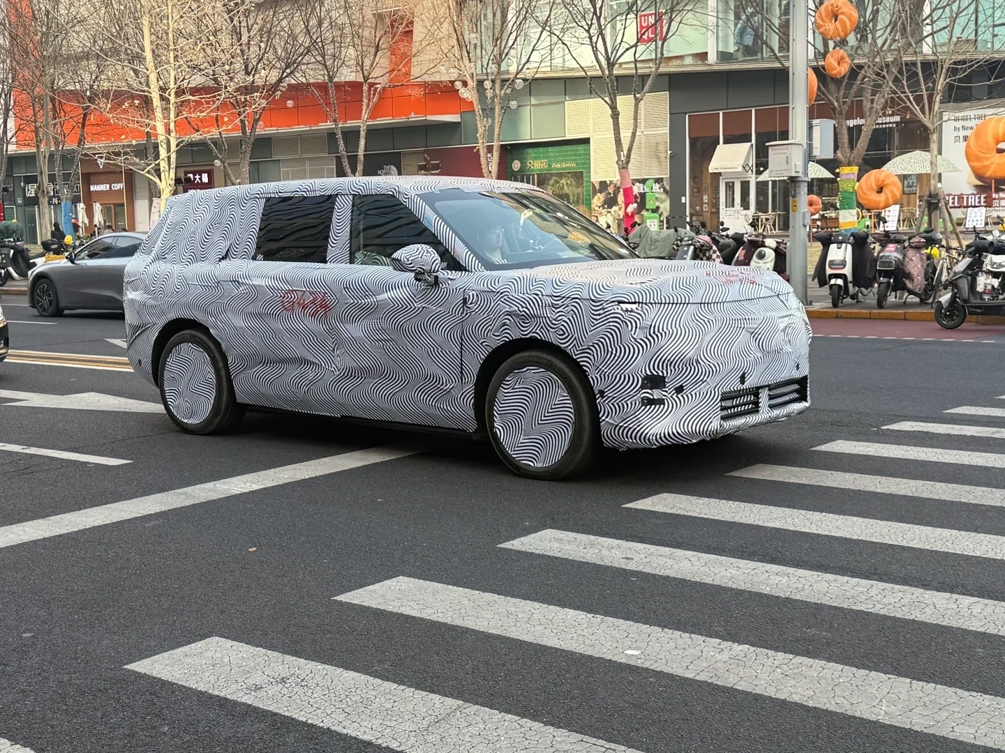 小鹏G01又在街上溜达，前大灯的位置就是很低，也不怪大家疑惑，的确比大家以往的视
