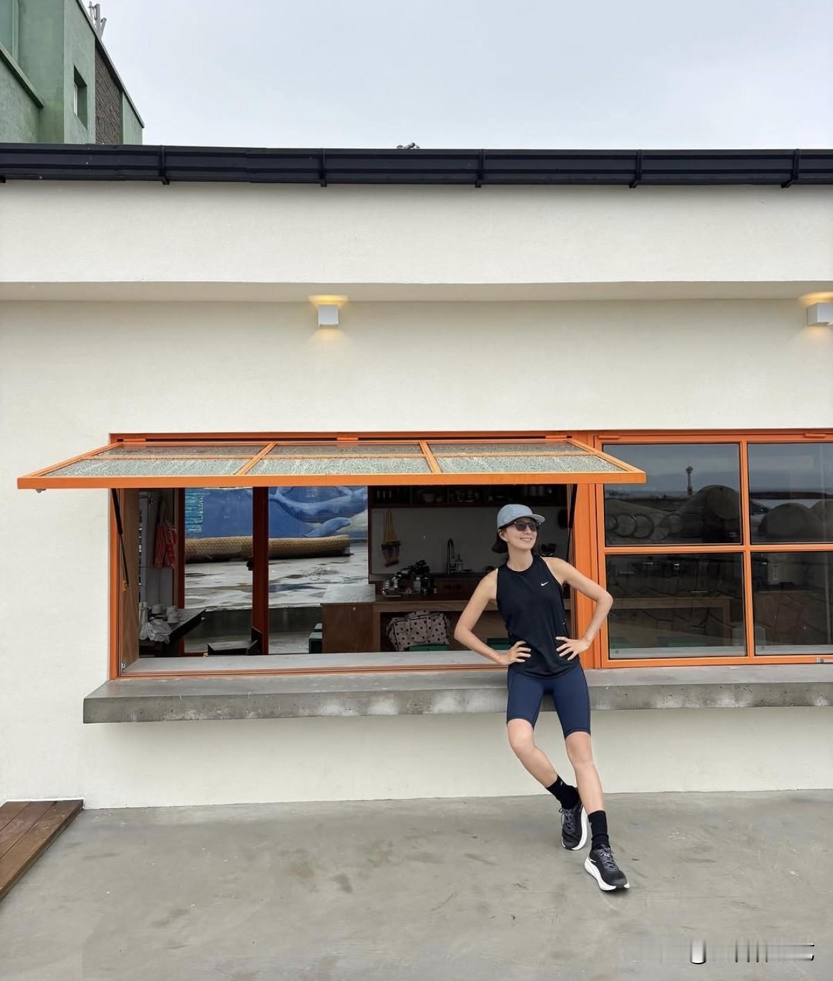 25日，演员金喜爱在Instagram上发布了照片，并配文“和朋友们见面，吃美食