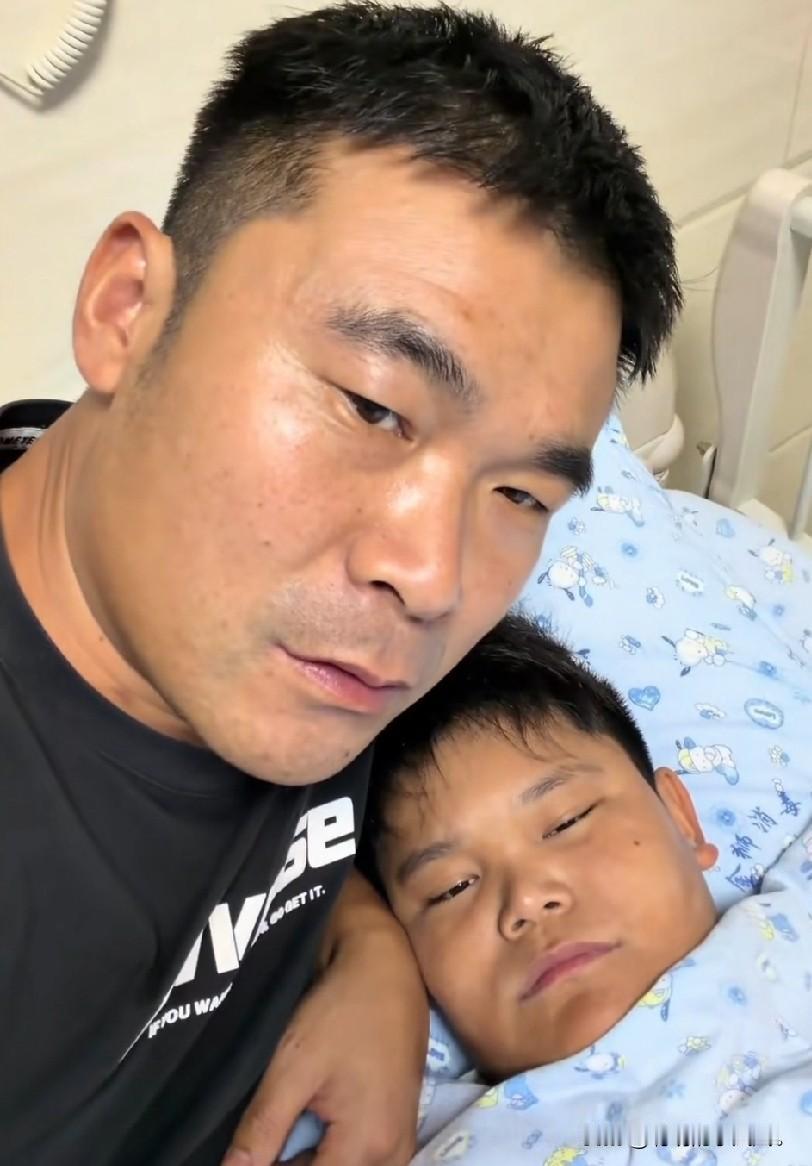 小故事！这半熟趁大家出去吃饭。他赶快拿手机给自己自拍，半熟他假惺
