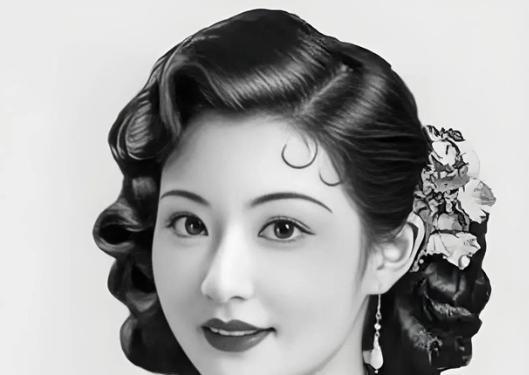 1939年，40岁的白兰花勾引宋霭龄23岁的儿子，在马尼拉成婚，宋霭龄气得浑身颤