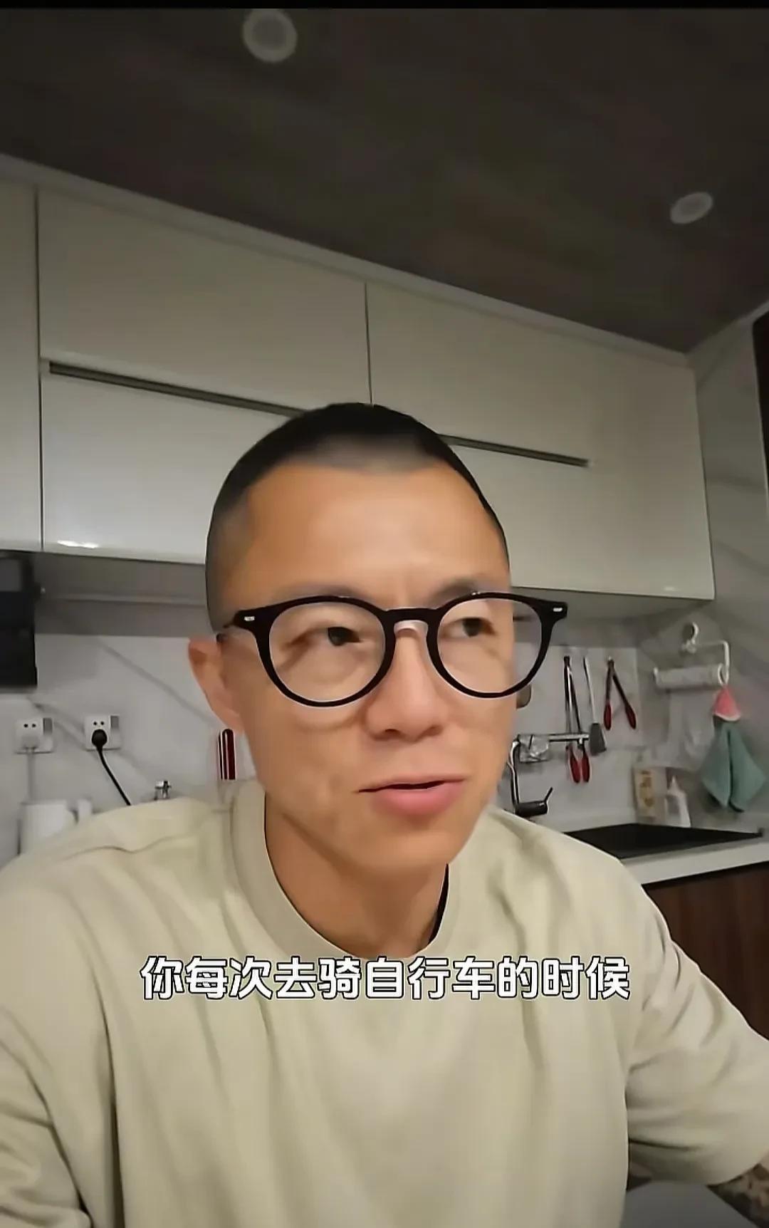 陈震同学分享一件事，他发的骑车很帅照片是花钱买的，不是有人专门拍摄。就是他去骑车