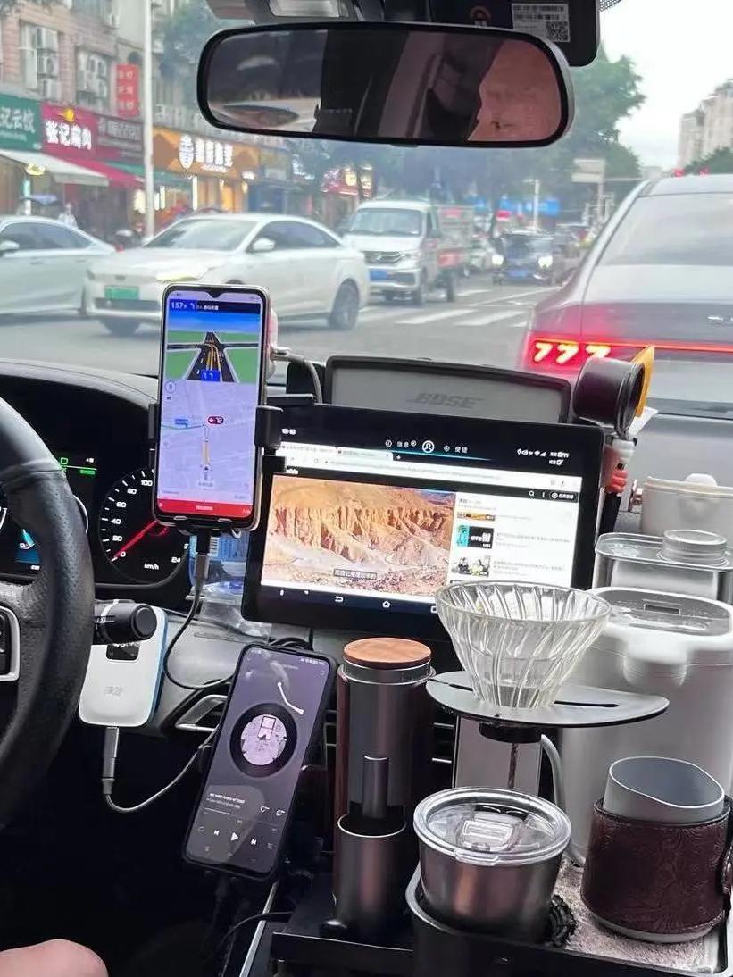 同事天天说下班跑网约车能赚点烟酒钱，结果现在见人就叨叨。他每天下班都来不及吃
