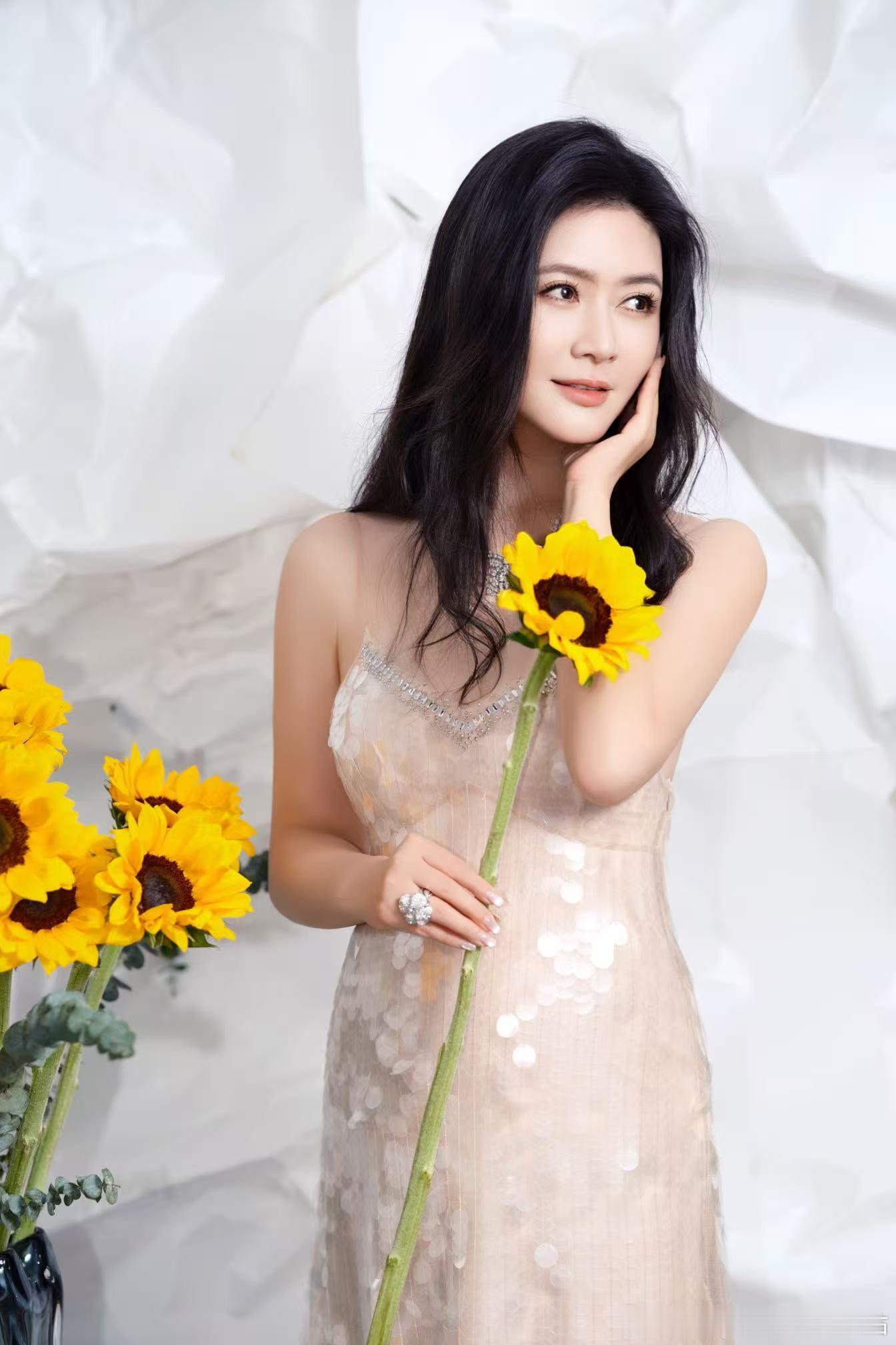 明媚迎光立🌻灿烂向阳开热烈吻骄阳☀️肆意绽光芒🌻——田海蓉—