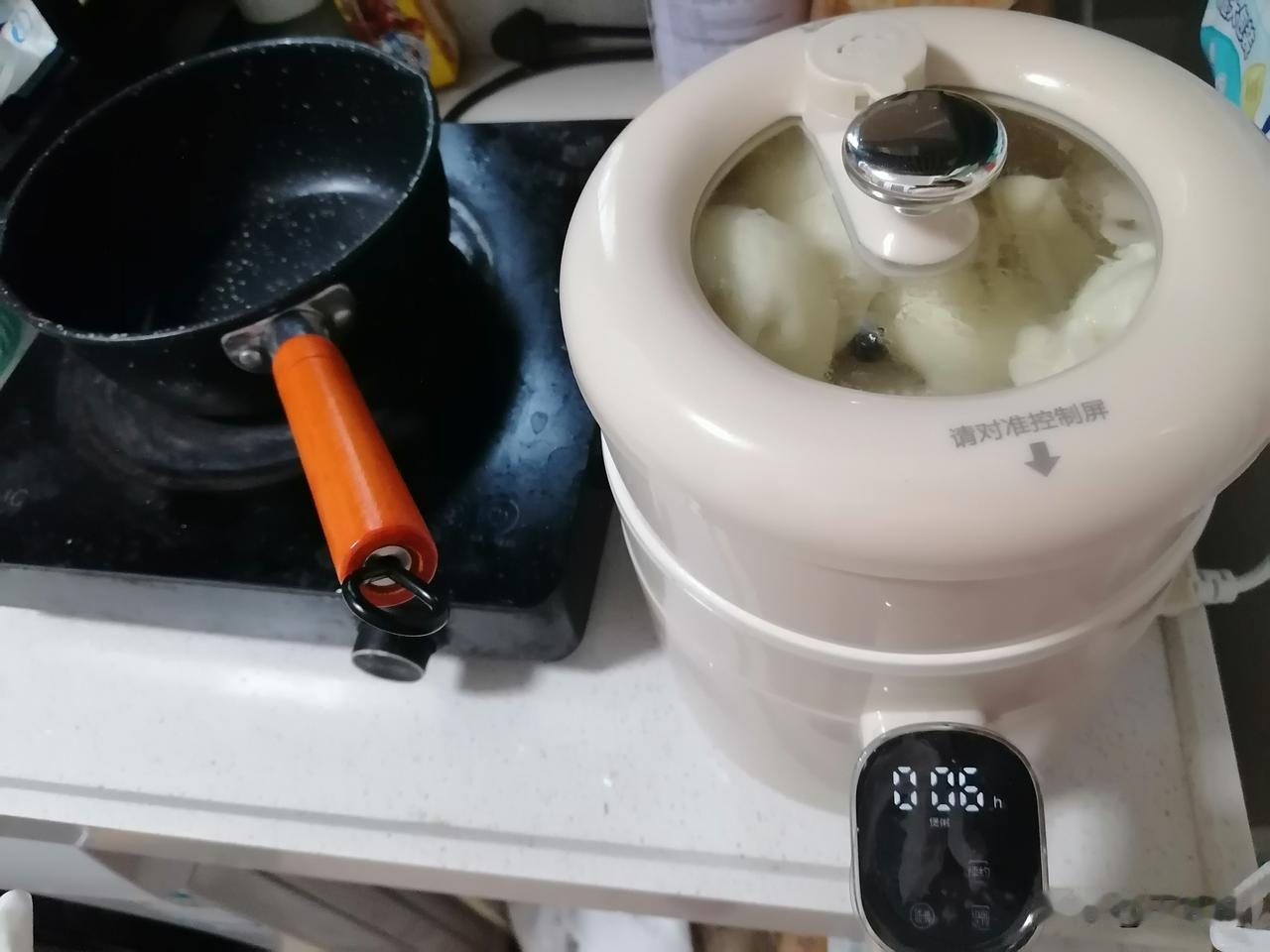退休第658天，早安。这两个小厨具我太喜欢了！小微压锅可以做饭做粥，蒸煮