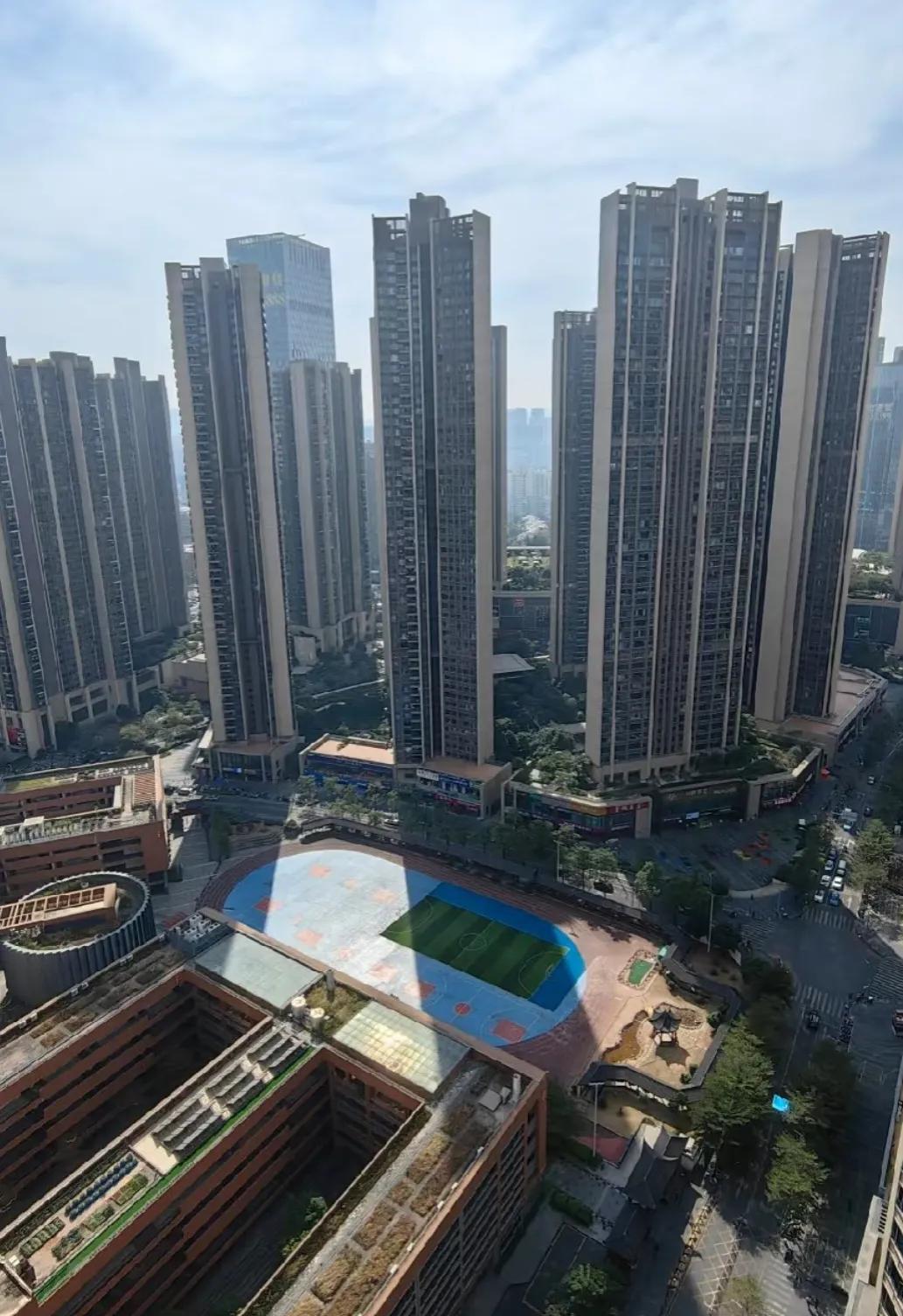 现在的经济形势和就业行情，贷款买房确实压力很大，我去年8月份贷款185个买了个3