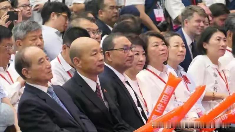 国民党年度全代会选定台北成功高中举办，到场的历任前主席群体呈现清晰的阵营割裂状态