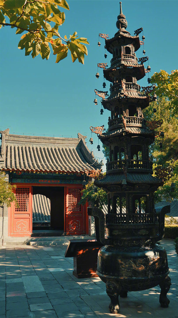 《百年孤独》中写道：比起有人左右情绪的日子，我更喜欢无人问津的时光，一个人最好的