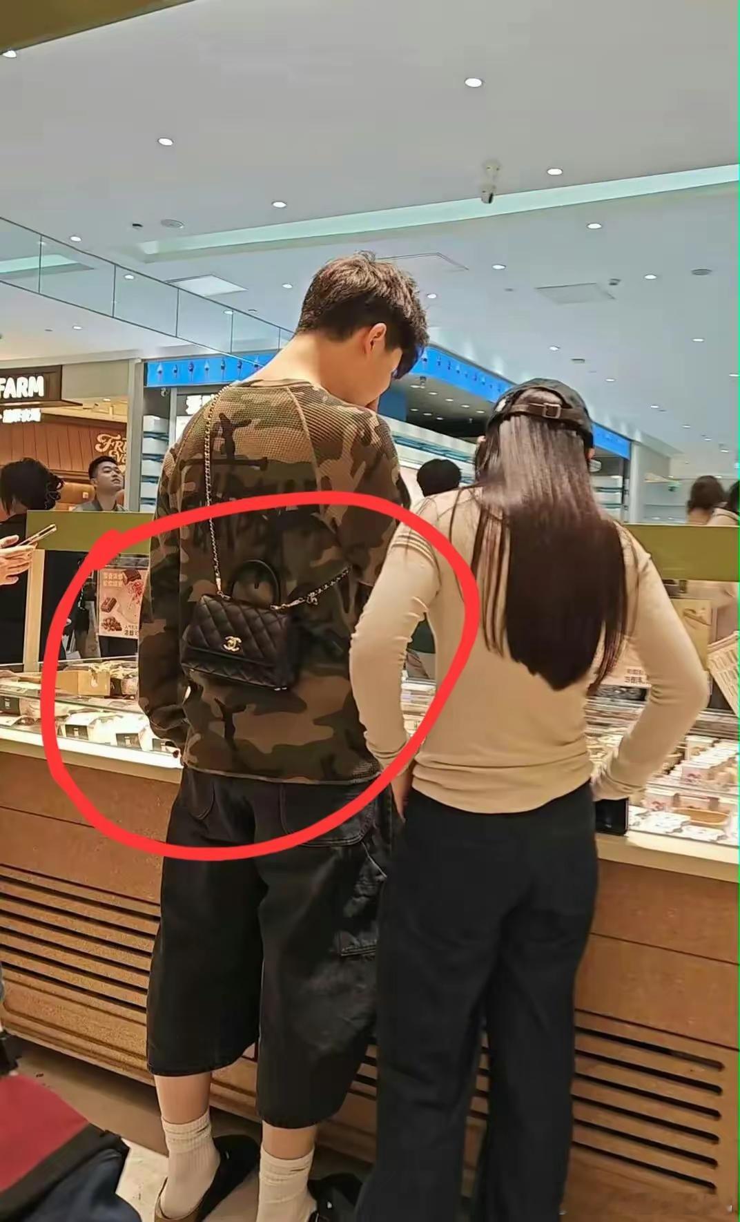 沙溢现在估计挺糟心的。倒不是因为又被人说成“综艺咖”，而是他在国内辛苦赚钱，结果