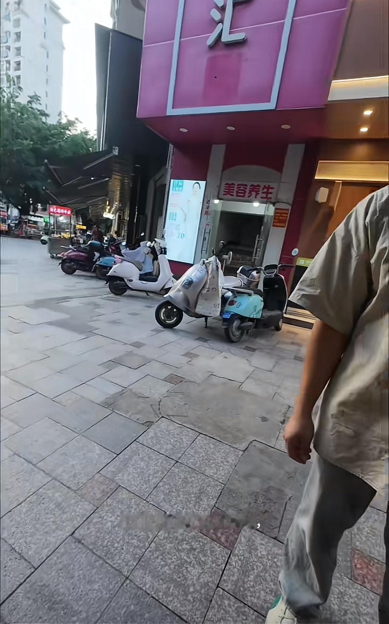 近日广西钦州，一网友分享视频，他请网友们帮忙评评理！事情是这样的，他是摆摊新