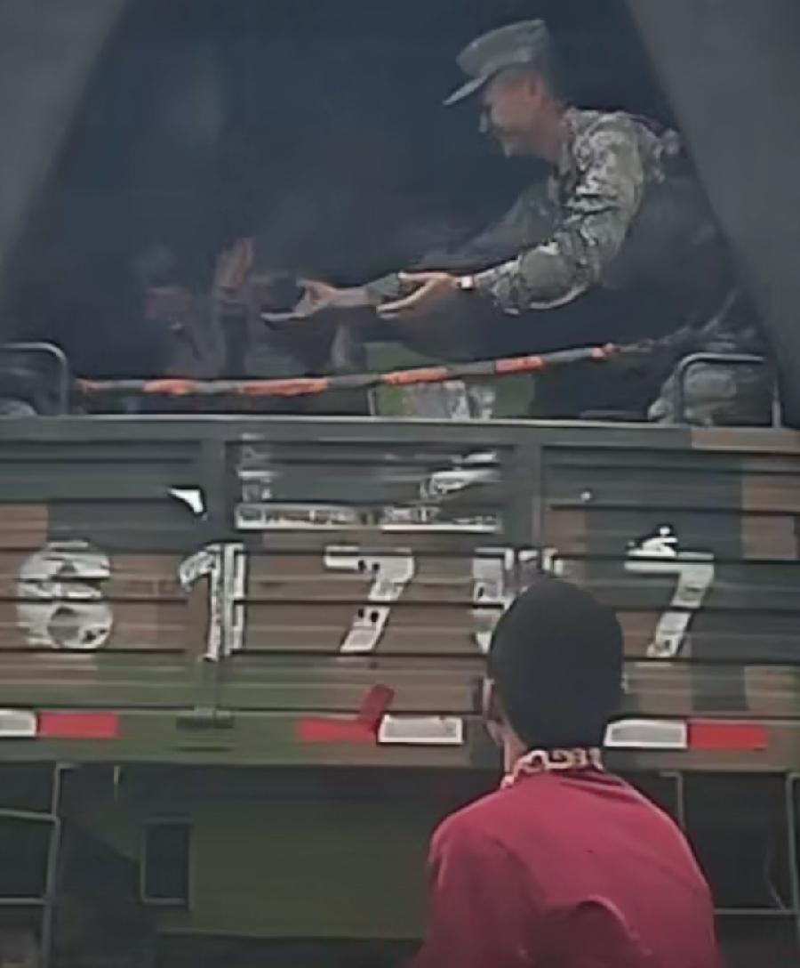 河南，一婚车行驶在马路上，偶遇前方一辆拉满战士的军车，当红灯60秒时。温馨