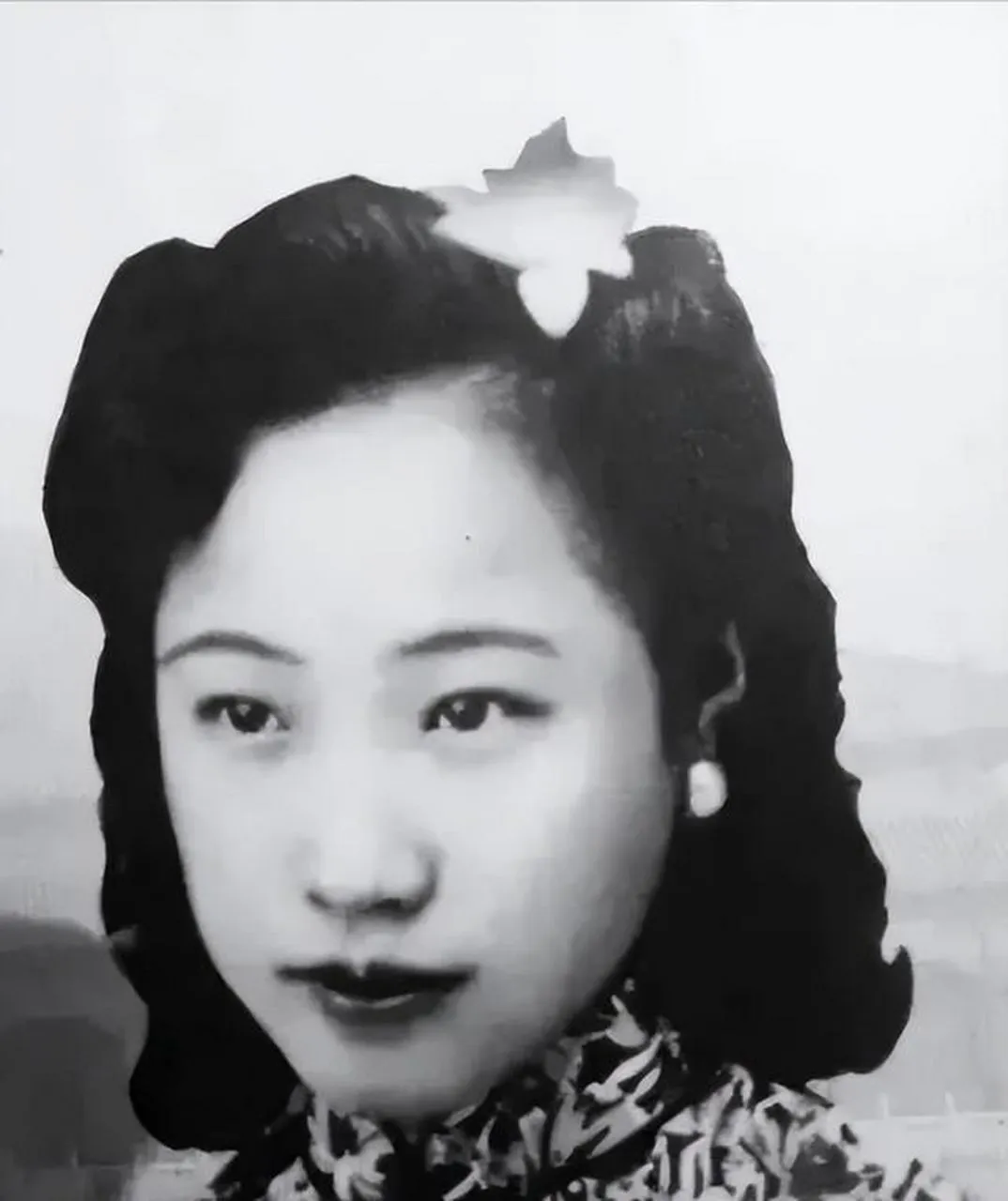 1960年，周总理请溥仪吃饭。吃饭时，溥仪不时瞄着旁边坐的一位女士。这时，没想到