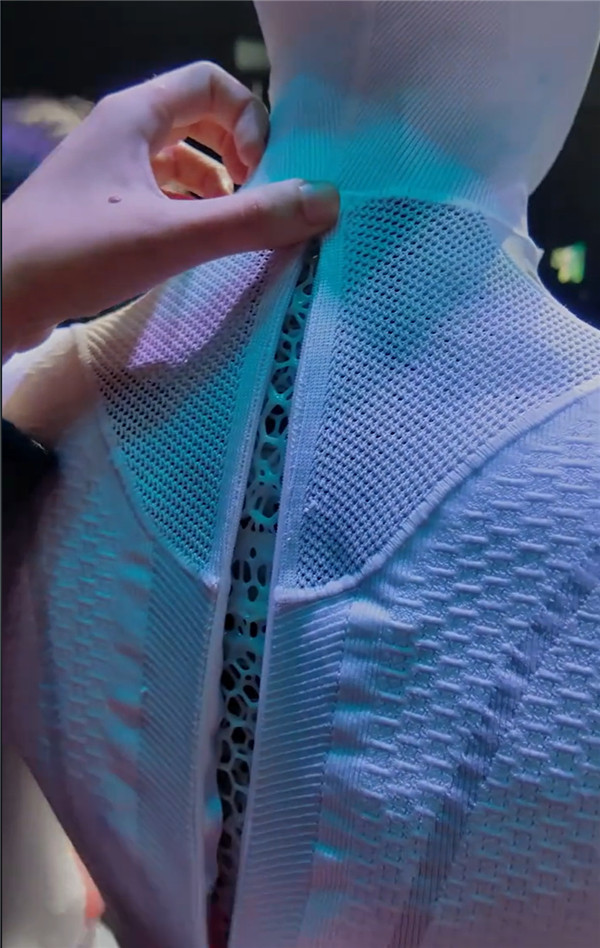 【小鹏Iron机器人走路被质疑是真人，何小鹏脱衣展示】小鹏机器人11月6日消息