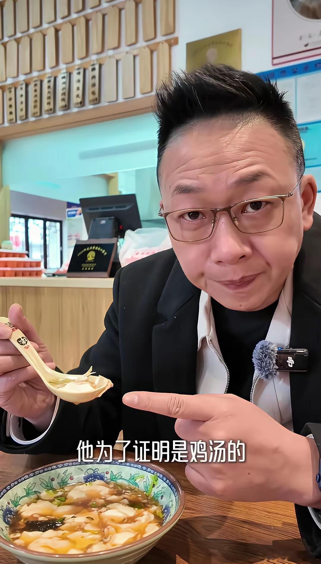 54岁林海：曾是央视著名主持，二婚娶何婕，如今已成网红吃播。​何婕也是东方卫视主