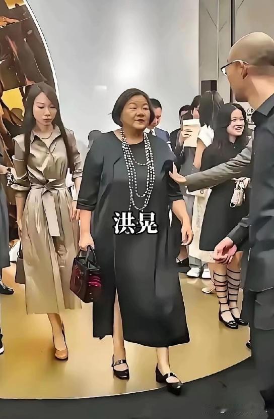 洪晃一句话把两“名媛”的底裤扒了。她说田朴珺、杨澜把欧美礼仪当圣经，连端茶都要学