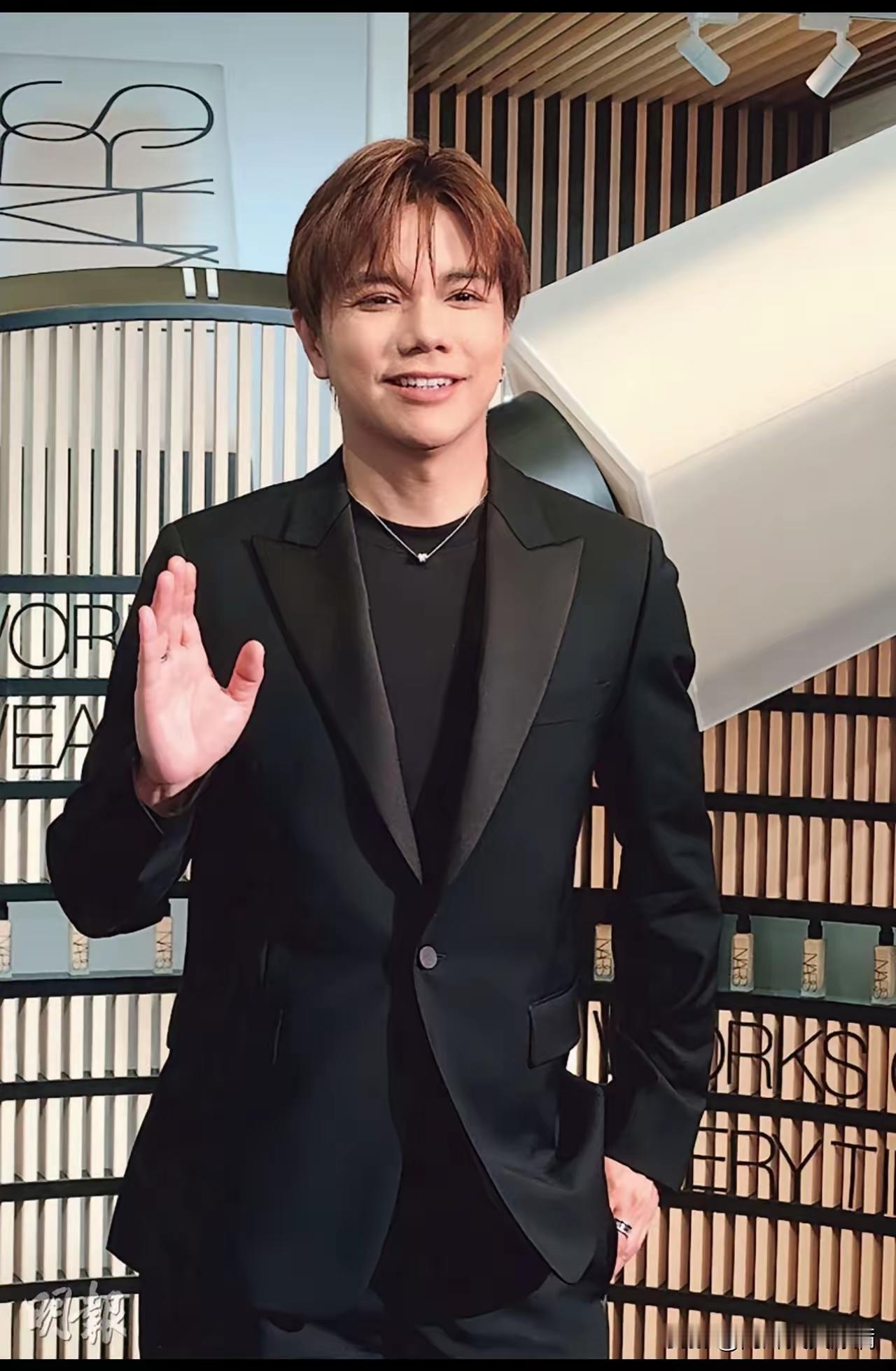 举报信越堆越高，内地演出的门算是彻底焊死了。​英皇的霍汶希和容祖儿，却依然死死