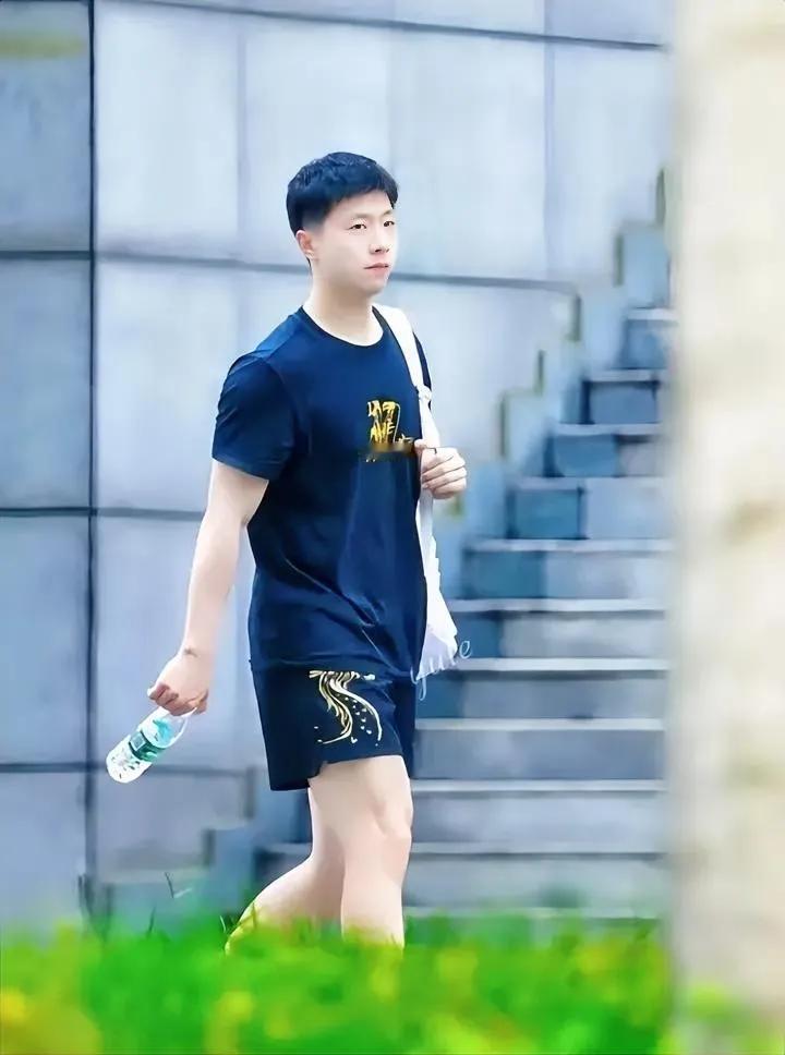 马龙身份转变！副主席甘当陪练，国乒惊现最硬后盾训练馆的球台边，那位被称为“六