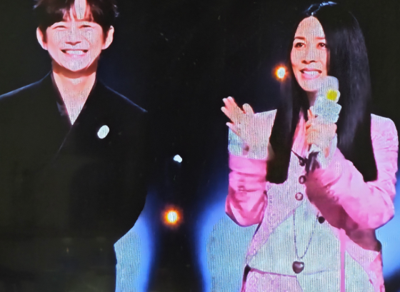 王菲女儿窦靖童参加歌手首发演唱了爸爸窦唯的歌曲现场和声是姑姑窦颖，那英阿姨在