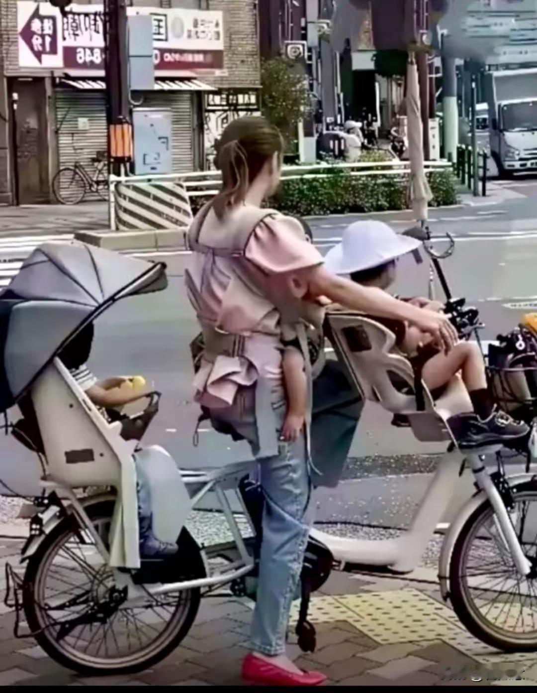 看到日本街头不同的场景，日本这是什么自行车啊，前面有/个位置坐娃娃的，中间一个是