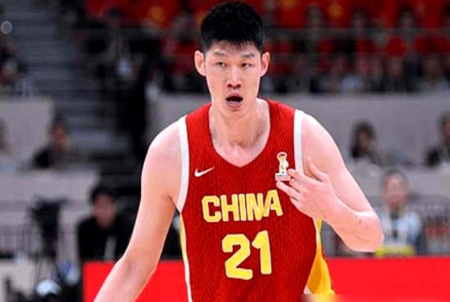 CBA里呼风唤雨的悍将，一出国门就原形毕露，真不是他们突然不会打球了。胡金秋