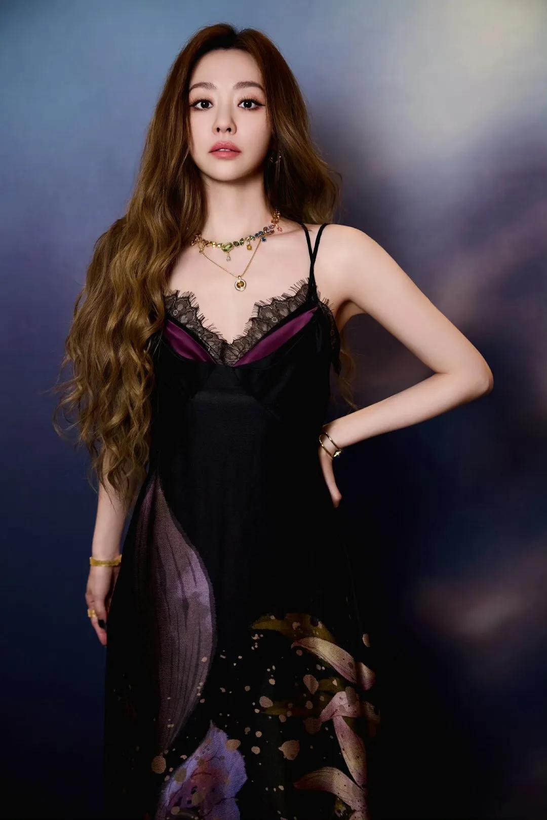 终于懂了什么叫“成熟女性的致命魅力”！张靓颖这一身没有多余的设计，就靠缎面吊带