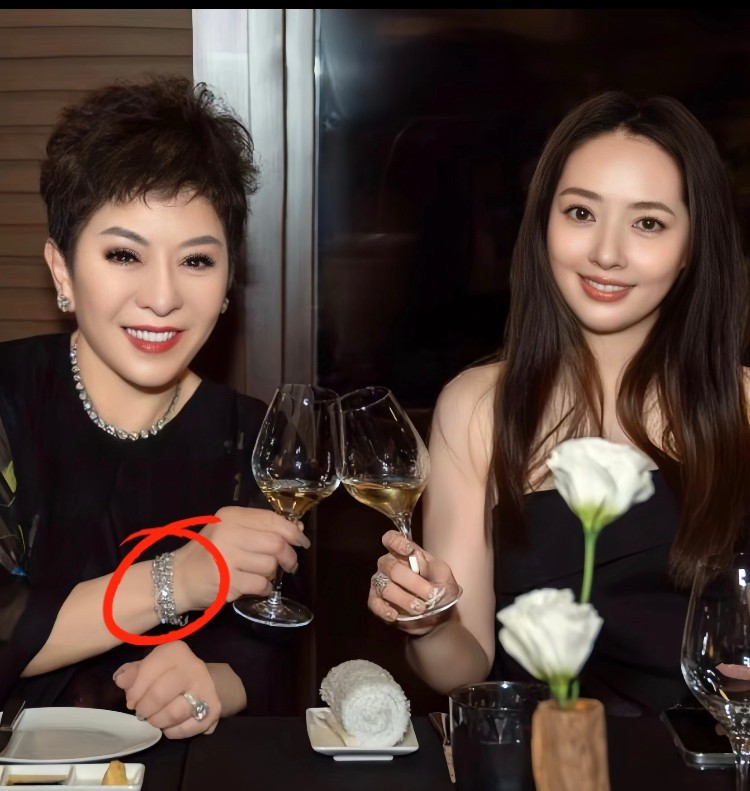 都在说郭碧婷离婚的可能性为零难道是因为爱情？不，是向太的宠爱让她心安！