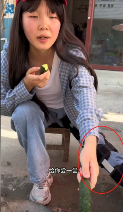 安徽一残疾女孩独自在街上卖菜，一男子见她可怜，便花500元买下所有的菜，只要求去