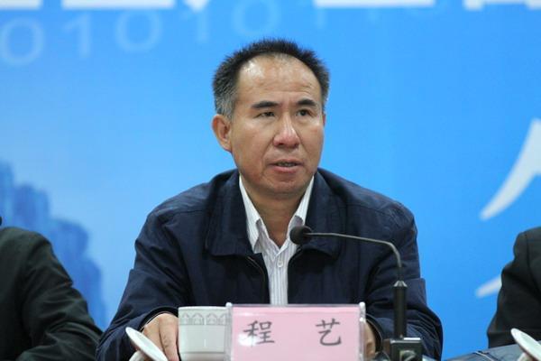 因为机智处理中科大少年班男生课堂上扔水杯，程艺教授这几天火了。原以为他只是一名普