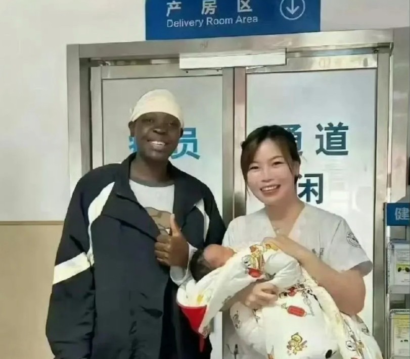 这个是绝对不可能的，任何种族都不可能改变这种黑肤色，除非这个孩子不是亲生的。这个