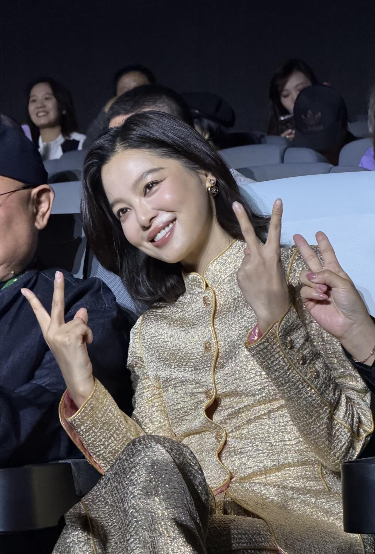 我朋友昨天在鹤岗见过辛芷蕾她打电话开口就是炫耀，她说不要相信荧幕，辛芷蕾跟电视