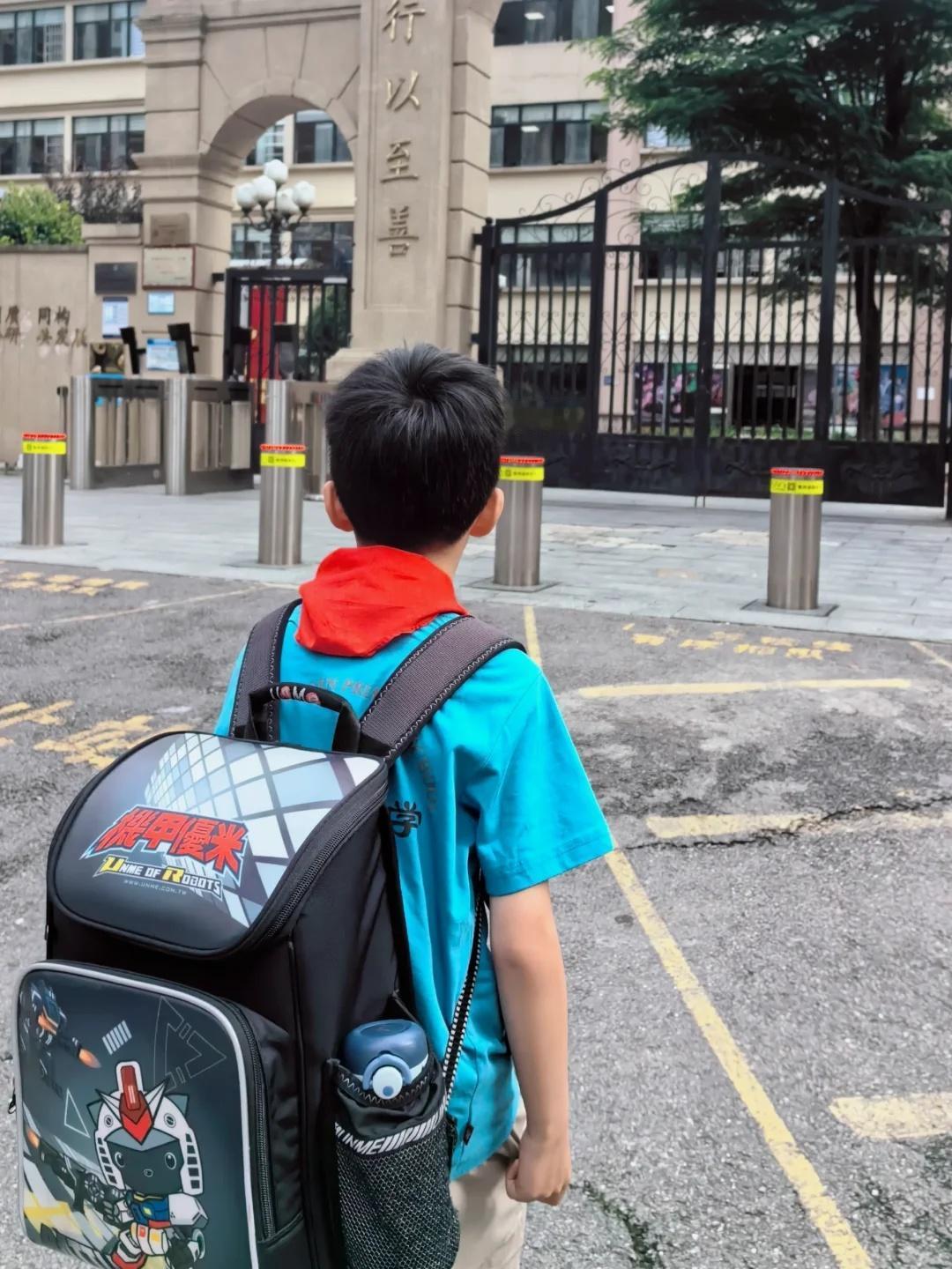 一位老教师跟我感慨，他说：“你知道为什么很多家长拼命逼孩子，结果孩子越学越差、越