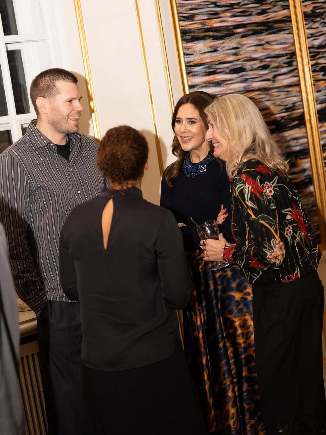 丹麦王室🇩🇰12月5日，玛丽王后为自己名下基金会的合作者们举办圣诞前招待会