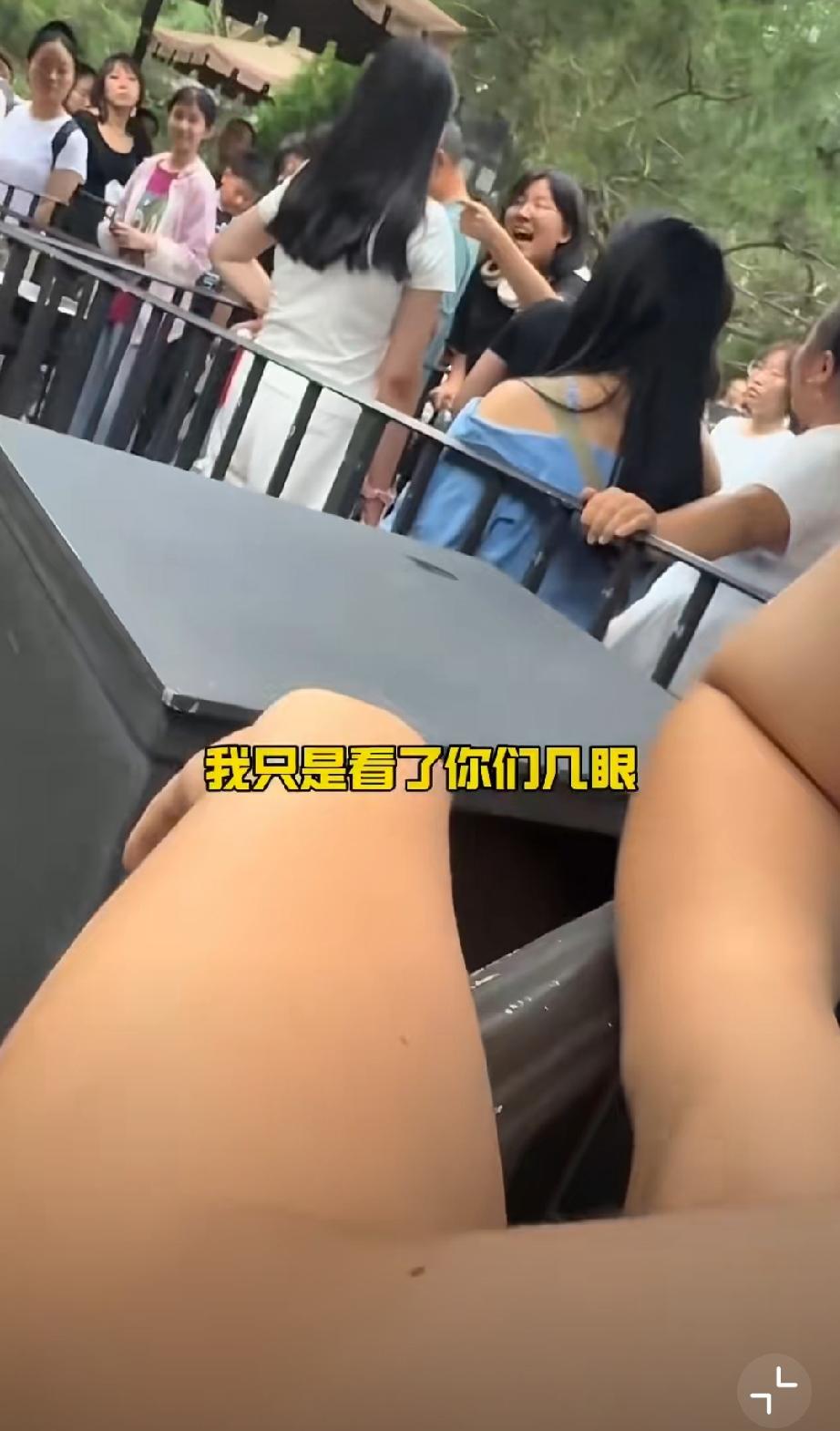 女子排队玩手机被误认为成男子偷拍，当场崩溃！好在是女性污蔑女性，真是男的又说不