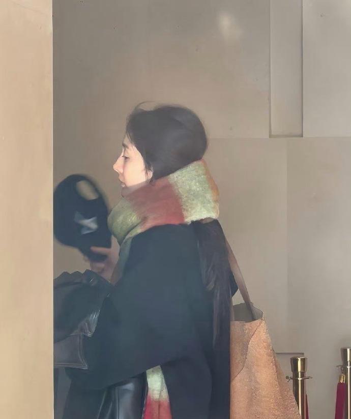 习惯了杨幂的浓妆，偶尔看到她素颜，感觉有种不一样的美