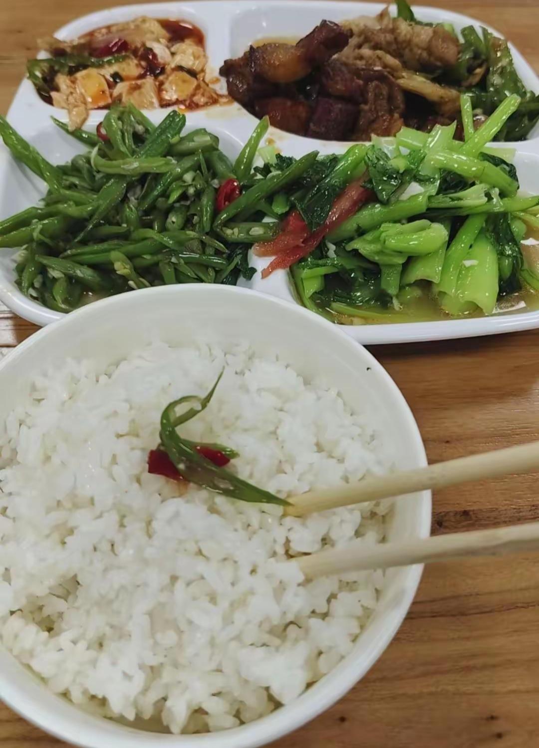 一碗白饭配三菜，真香啊！15元一份，米饭🍚在加不要钱[呲牙笑]