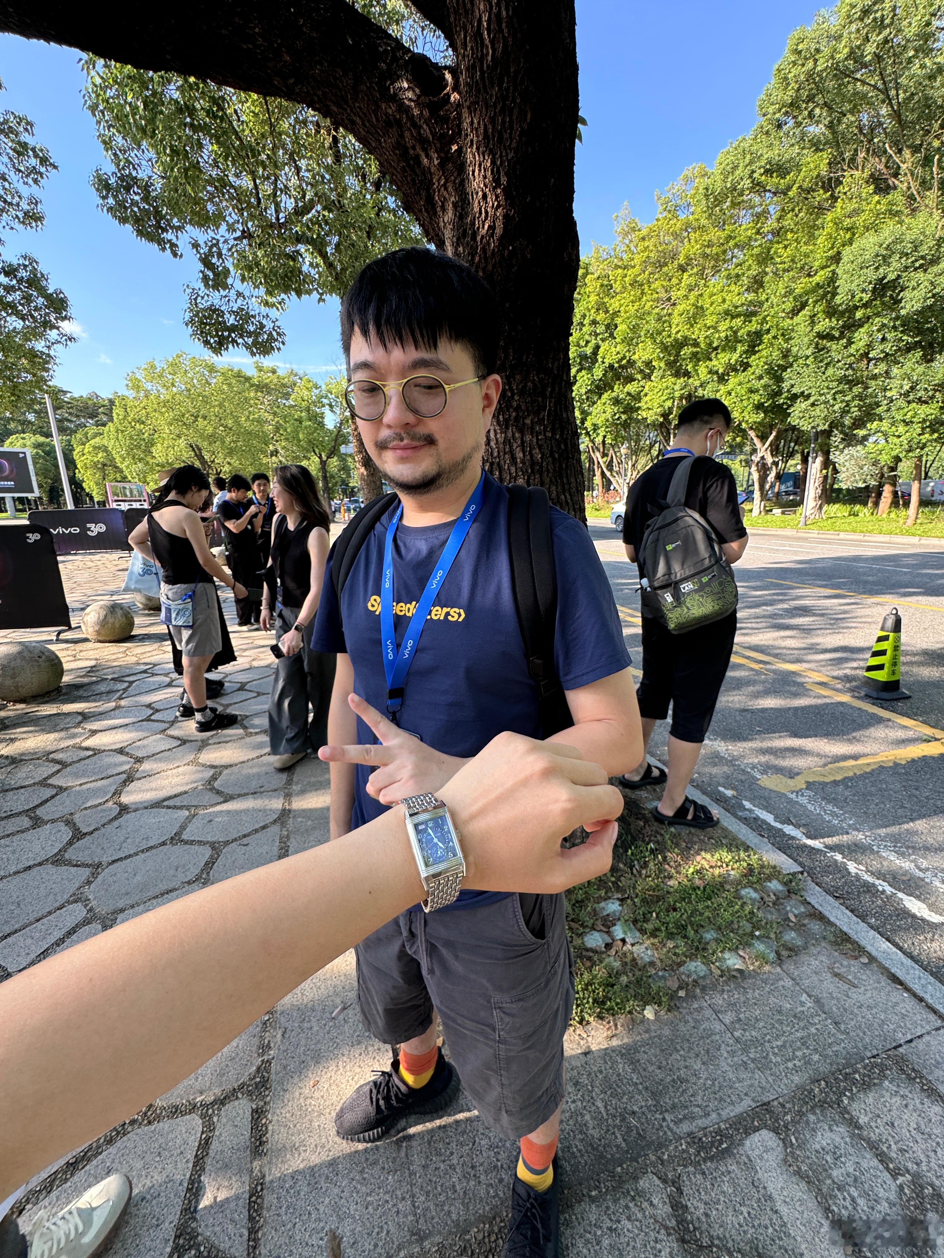 的手表也不错，这礼物我喜欢，一个白金一个纯金，手上沉甸甸的。​​​