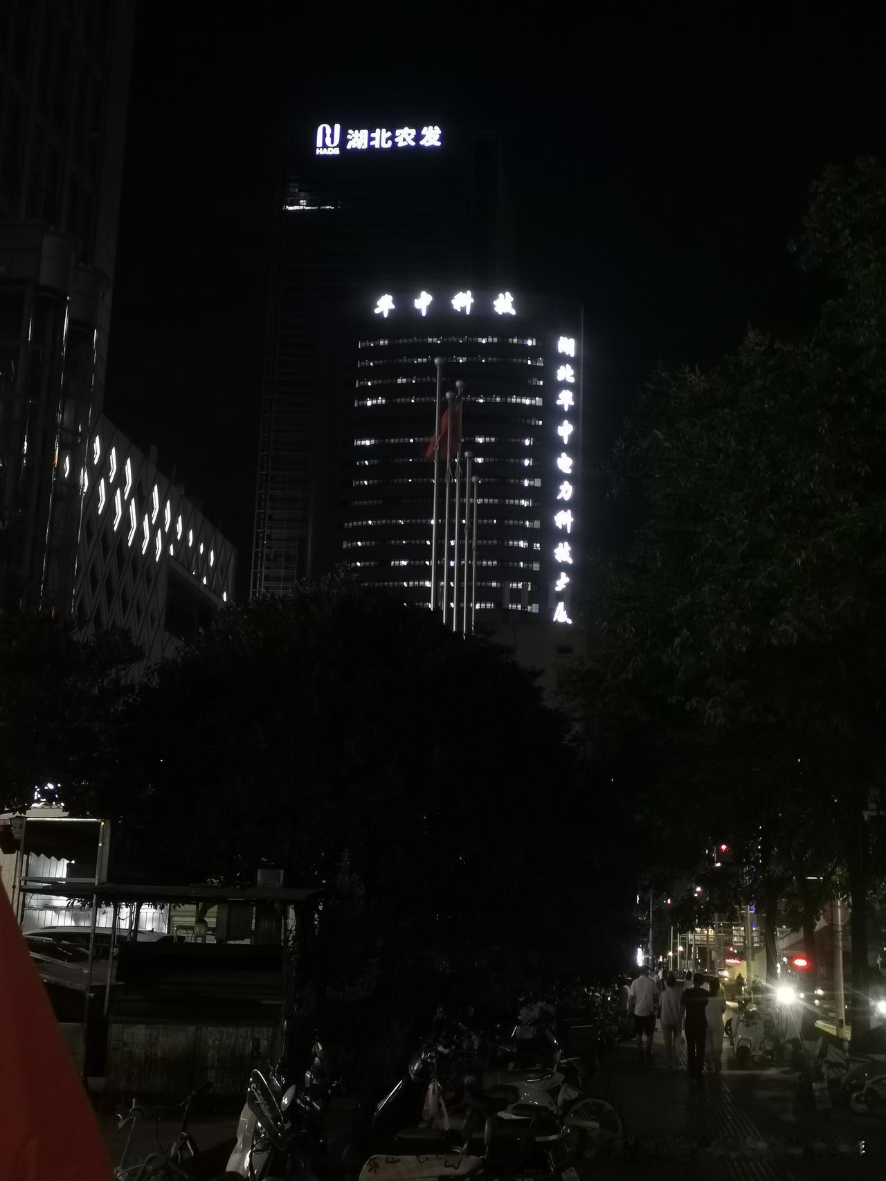 如果可以明确的宣布，普通人在1000平方米范围之内拥有的房产可以不纳房产税的话，