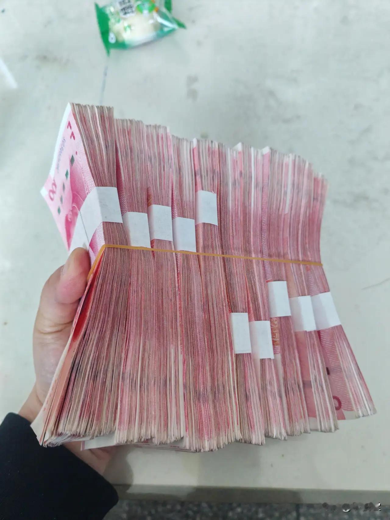千万别高估人性，借钱不还的人，早就藏好了套路。现实生活里，最能看透人心的一件事，