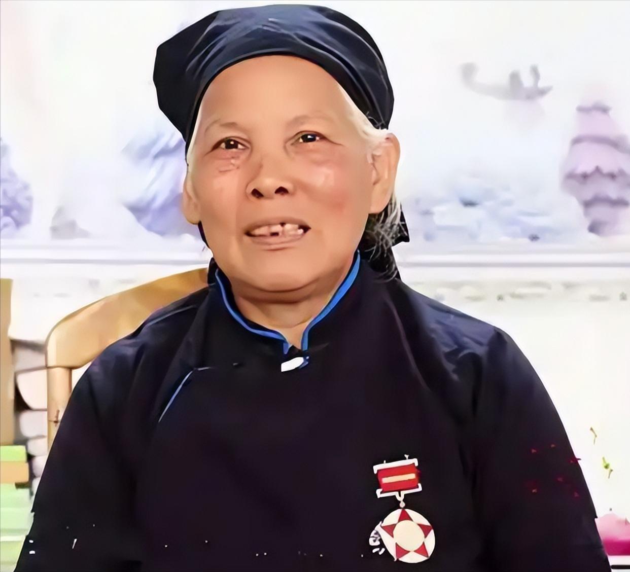 孩子才两个月大，她还在坐月子，听说300高地迟迟拿不下来，战士们一批接一批倒下，