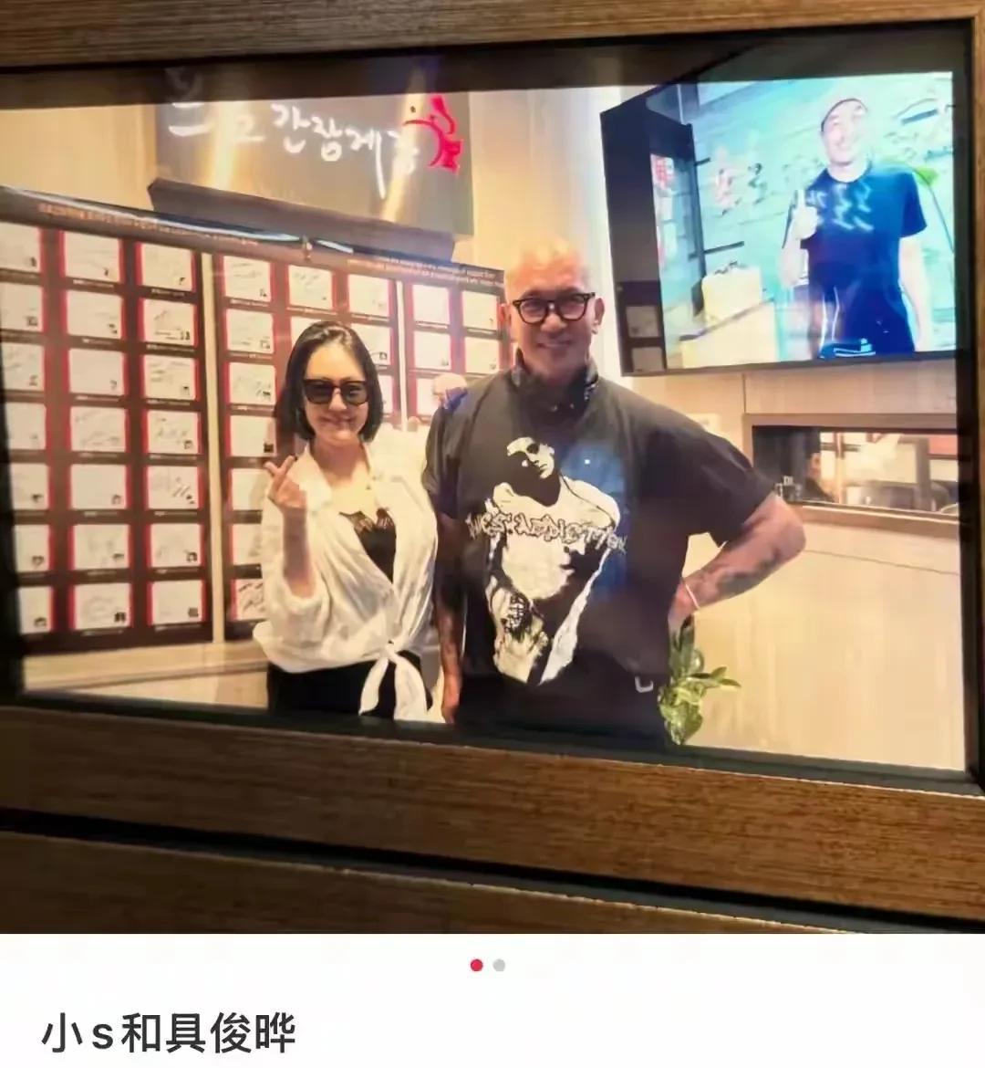 日本一餐厅里，挂着名人顾客照片，那就是具俊晔和小S合影。为什么不是具俊晔和大S？