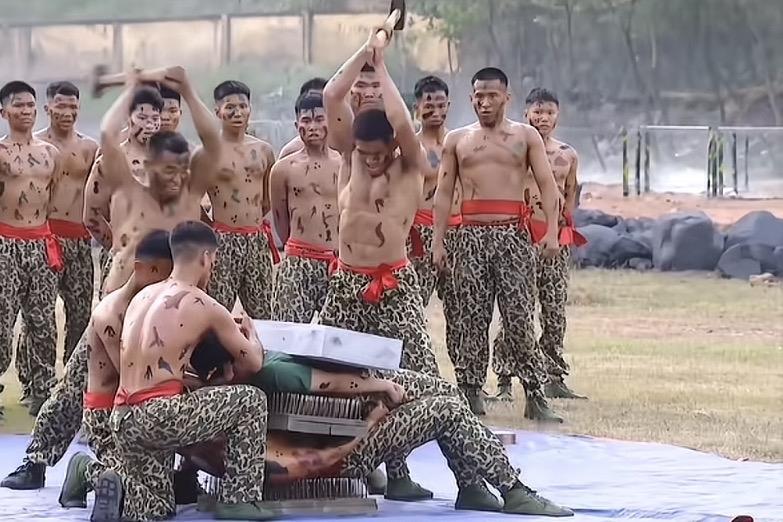 一群年轻人在户外进行训练。