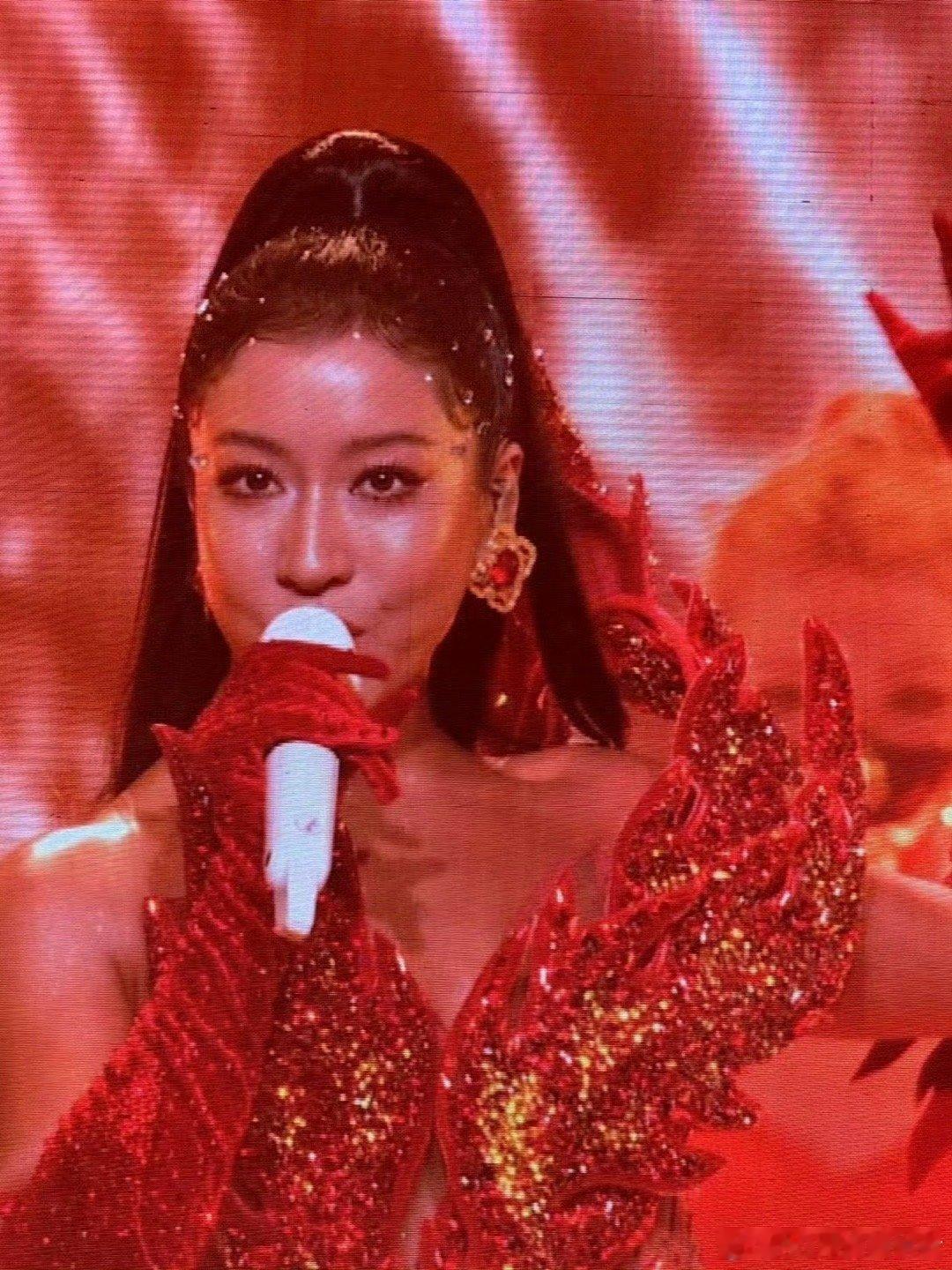 吉克隽逸满钻高马尾吉克隽逸这满钻高马尾也太绝了！钻石缀在发丝间随动作闪成银河，