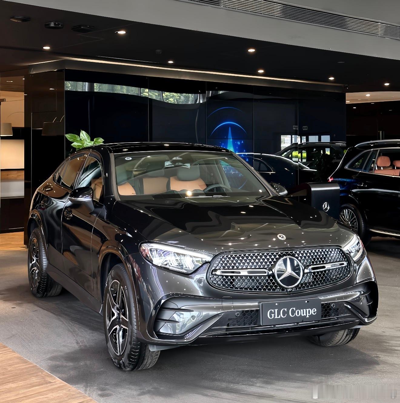 奔驰GLC260coupe石墨灰棕内指导价489500元全款裸车31650