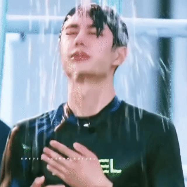 王一博明明穿着衣服呢，怎么洗脸洗的我脸红心跳的[爱心]。这属于晚睡福利了。大