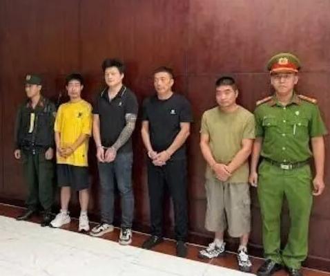 4名中国男子向越南走私1.8万包华子等香烟，9月24日被以涉嫌运输违禁品罪将受到